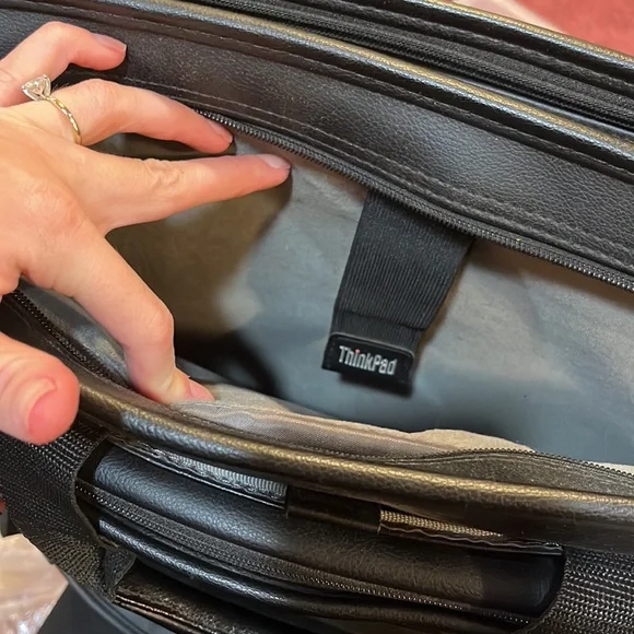 Think pad briefcase with lots of storage - Picture 2 of 3